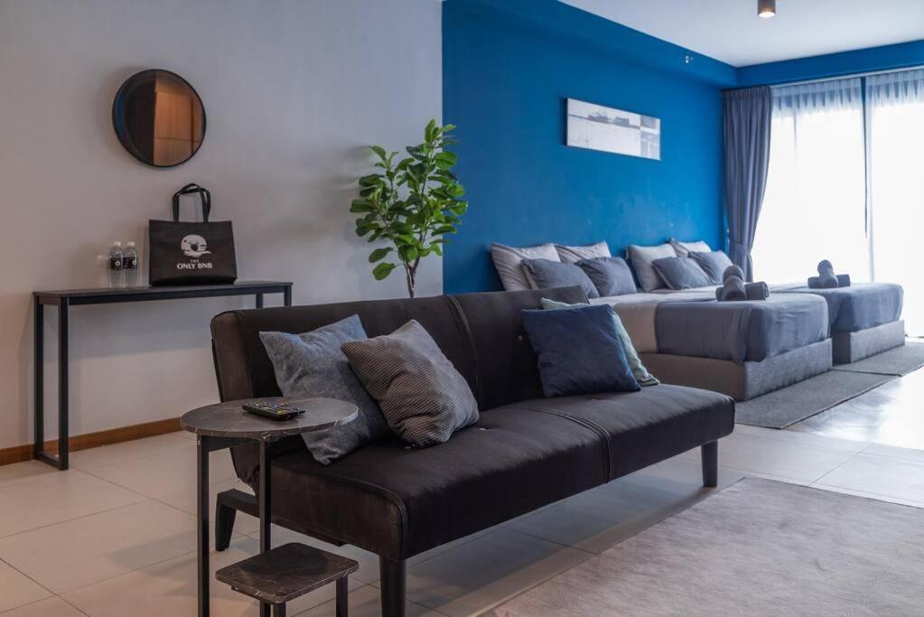 Deluxe Seaview Suite Twin Bed By The Only Bnb Tanjung Tokong Esterno foto