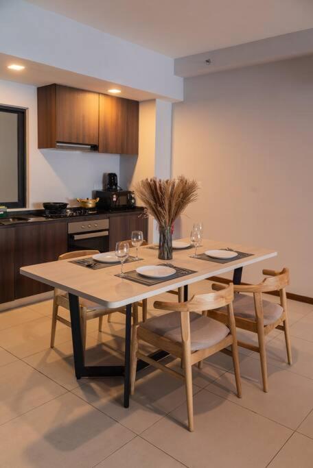 Deluxe Seaview Suite Twin Bed By The Only Bnb Tanjung Tokong Esterno foto